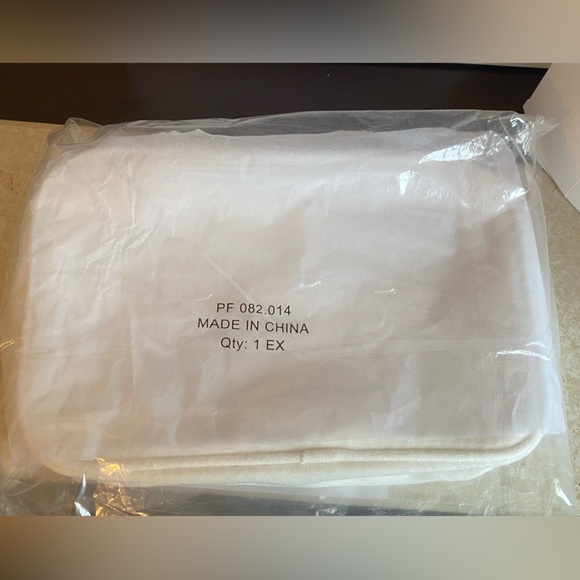 COPY - Chanel Beauty White and gold felt cosmetic pouch with zipper. 100% authe… - Picture 6 of 8